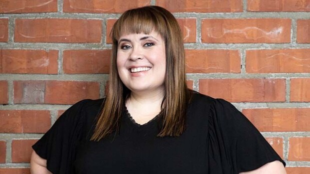 Suihkurusketus teki tepposet! Salkkarit-näyttelijä Hanna Kinnusen antava iltapuku paljasti lopputuloksen Radiogaalassa hanna kinnunen