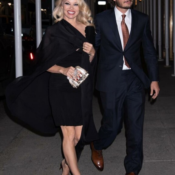 Tv-kuvausten jälkeen äiti ja poika suuntasivat yhdessä lounaalle. pamela anderson, brandon lee