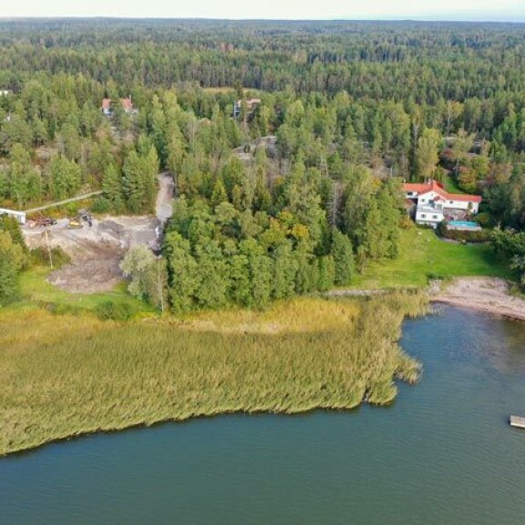 Tältä kihlaparin merenrantatontti näytti vielä viime syksynä. Tältä kihlaparin merenrantatontti näytti vielä viime syksynä. Hjallis pulitti siitä peräti 830 000 euroa.