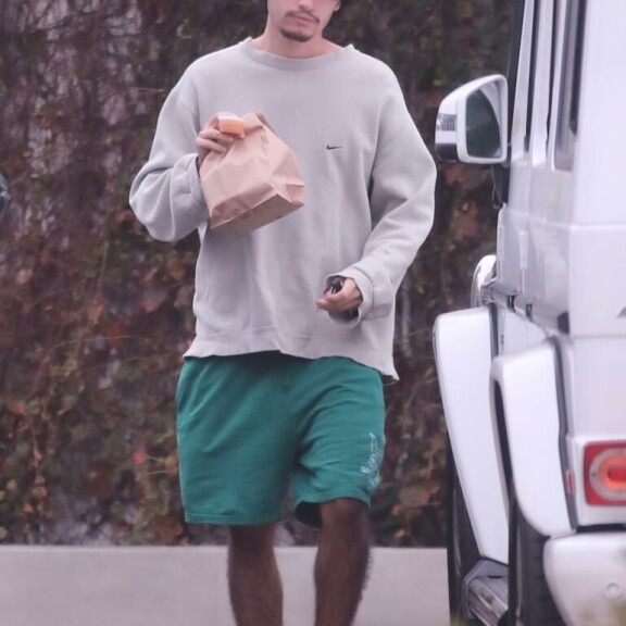 Paparazzi kuvasi Dylanin joulukuussa pikaruokaostoksilla. dylan lee