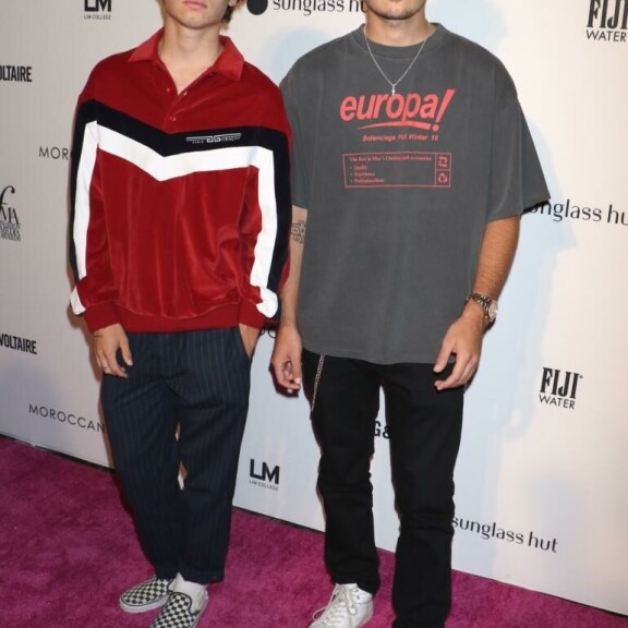 Dylan ja Brandon eivät liiemmin paistattele parrasvaloissa. Kuva vuodelta 2018. brandon lee, dylan lee