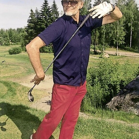 Spede Pasanen oli kova golfmies. Hän kuoli Kirkkonummen golfkentälle syyskuussa 2001. Spede Pasanen oli kova golfmies. Hän myös kuoli Kirkkonummen golfkentälle syyskuussa 2001.
