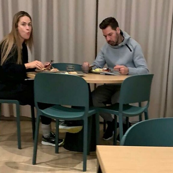 Jo kahdesti eronneet Martina Aitolehti ja Hannu ”Hank” Pikkarainen näyttäytyivät julkisesti yhdessä Vierumäellä. Kaksikko aterioi muina henkilöinä täpötäydessä lounasravintolassa. Jo kahdesti eronneet Martina Aitolehti ja Hannu ”Hank” Pikkarainen näyttäytyivät julkisesti yhdessä Vierumäellä. Kaksikko aterioi muina henkilöinä täpötäydessä lounasravintolassa.