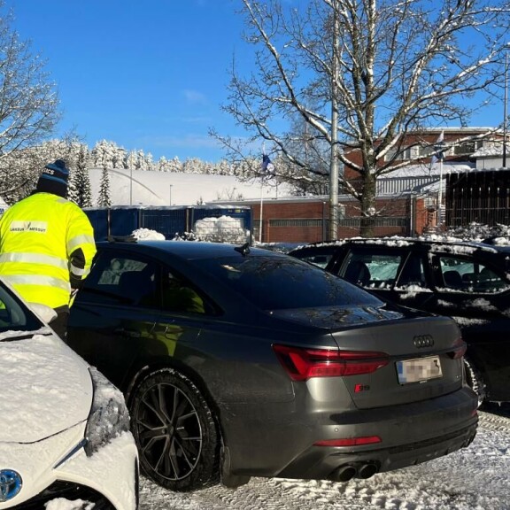 Olympiavoittaja Juha Mieto ikuistettiin uudenkarhean Audinsa vieressä Lahdessa. Juha Mieto ikuistettiin uudenkarhean Audinsa vieressä Lahdessa.