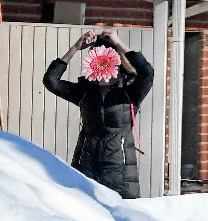 Lauantaiaamuna Mikan asunnolla viihtyi tumma kaunotar, joka korjaili lähtiessään hiuksiaan. Lauantaiaamuna Mikan asunnolla viihtyi tumma kaunotar, joka korjaili lähtiessään hiuksiaan.