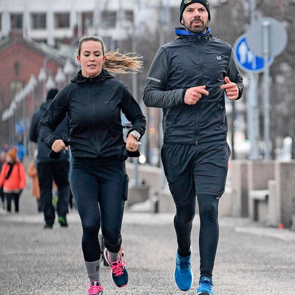 Martina ja Hannu olivat urheilullinen pari ja tuttu näky lenkkipoluilta. Kuva on otettu Helsingissä keväällä 2021. kuva