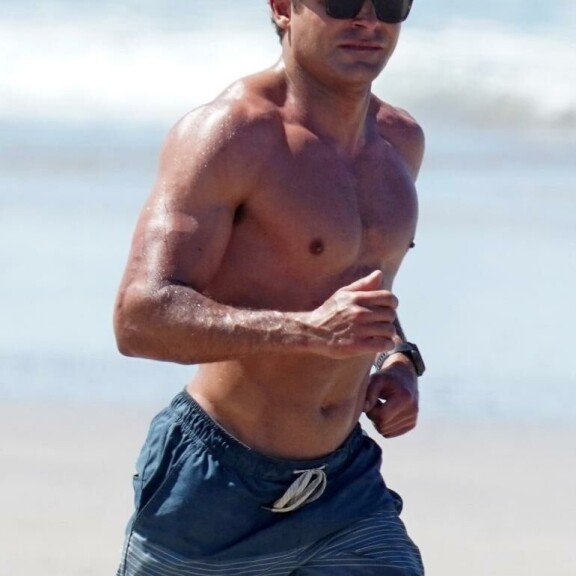 Zac on päivettynyt mukavasti Latinalaisen Amerikan porottavan auringon alla. Zac Efron