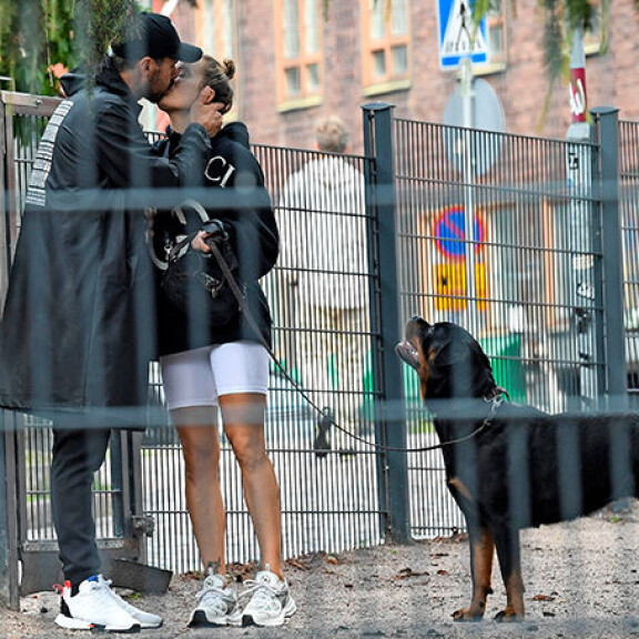 Seiskan paparazzi yllätti kaksikon pussailemasta koirapuistossa syyskuussa 2021, Martinan Nala-koiran tarkkaillessa tilannetta. hannu ja martina