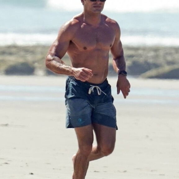 Zac hölkkäsi rennosti paljain jaloin. Zac Efron