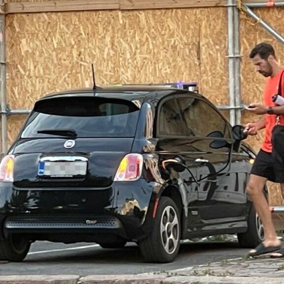 Seiskan valokuvaaja bongasi Hannun palaamassa ryttämäälleen autolle. hank ja auto