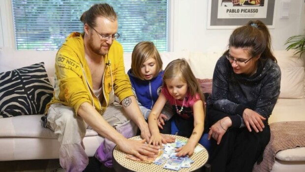 Rikkaat ja rahattomat: Suosikkibloggaajan viikkobudjetti vaihtuu yli tonnista alle sataseen - vanhat muistot nousevat pintaan Rikkaat ja rahattomat