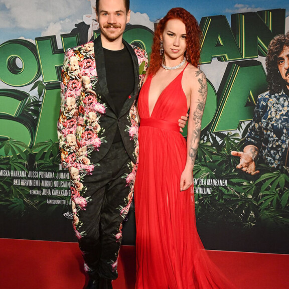 - Olemme vähän miettineet, pitäisikö meidän hommata koira, mutta emme vielä ole aivan varmoja, Miska pohtii Seiskalle. Miska Haakana ja Alisa Aarniomäki