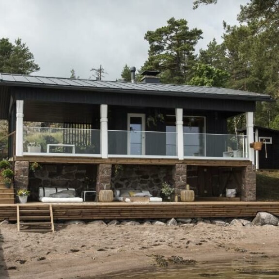 Saunamökin vanhat pilarit toimivat katseenvangitsijoina uudistuksen myötä. Samu Haber