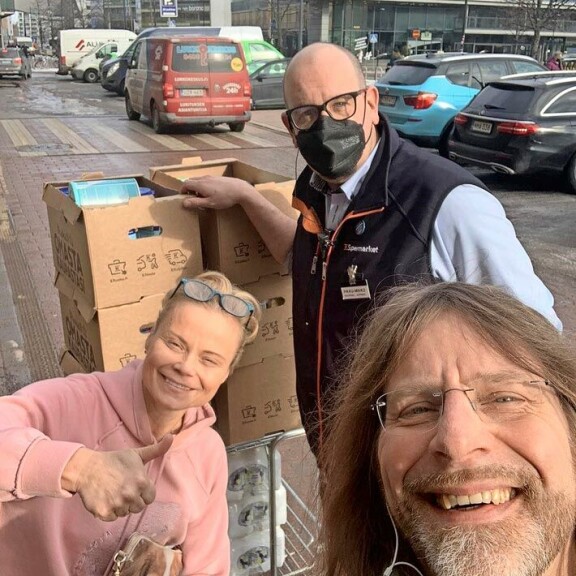 Jone Nikulan aviovaimo Hanna Karttunen pisti vauhtia hyväntekeväisyystempaukseen, ja porukka sai hetkessä kerättyä 9 000 euroa. Jone Nikulan aviovaimo Hanna Karttunen pisti vauhtia hyväntekeväisyystempaukseen, ja porukka sai hetkessä kerättyä 9 000 euroa.