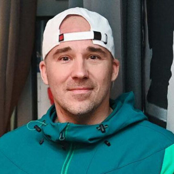 Aleksi on ahkera sosiaalisen median käyttäjä, joka ei pelkää ottaa kantaa. Aleksi Valavuori