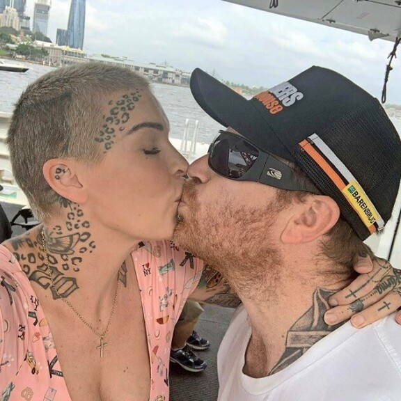 Tatuointitaiteilija-Sini ja Stuart avioituivat Australiassa vuonna 2015. Tatuointitaiteilija-Sini ja Stuart avioituivat Australiassa vuonna 2015.