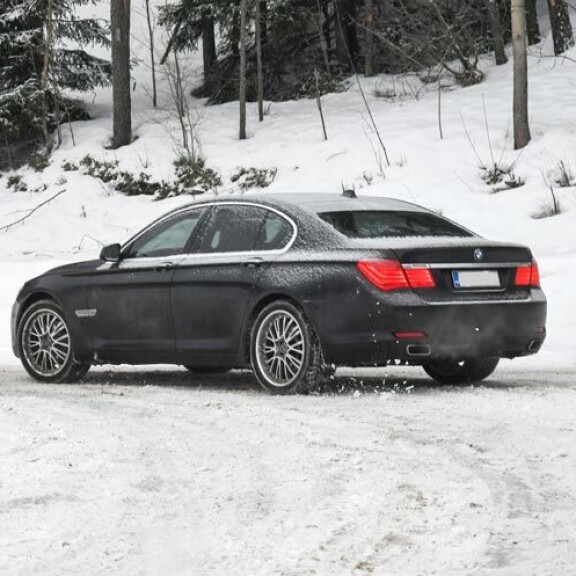 Neljän ruusun nokkamies arvostaa saksalaisia laatuautoja ja huristeleekin ylellisellä BMW 740 -luksuskiesillä. Neljän ruusun nokkamies arvostaa saksalaisia laatuautoja ja huristeleekin ylellisellä BMW 740 -luksuskiesillä.