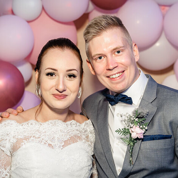 Katariina ja Joonas ovat tavanneet Tinderissä. Kuva: Janne Viitamäki Katariina ja Joonas