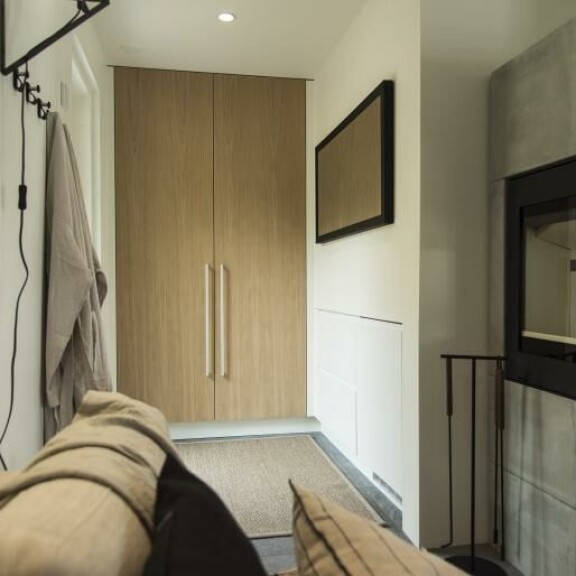 Uuteen pukeutumistilaan loihdittiin myös pieni takka. Samu Haber