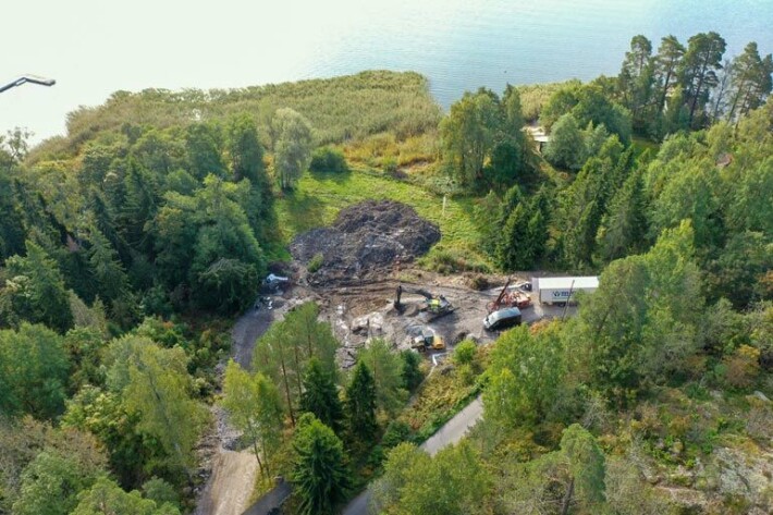 Tältä kihlaparin merenrantatontti näytti vielä viime syksynä. Hjallis pulitti siitä peräti 830 000 euroa. Tältä kihlaparin merenrantatontti näytti vielä viime syksynä.