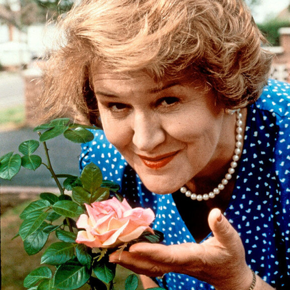 Olisitko uskonut, että nämä tähdet ovat yli 90-vuotiaita? Angela Lansbury on Hollywoodin kulta-ajan grand old lady: 'Viini ja vitamiinit ovat salaisuuteni' Patricia Routledge