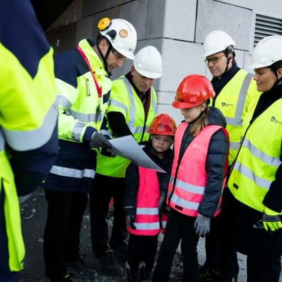 Estelle ja Oscar seurasivat tarkkaavaisina työmaan väen taustoitusta sulusta. Estelle, oscar