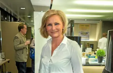 Salarakas paljastui! Ex-poliitikko Eija-Riitta Korholalla on 17 vuotta nuorempi kulta - kuvat