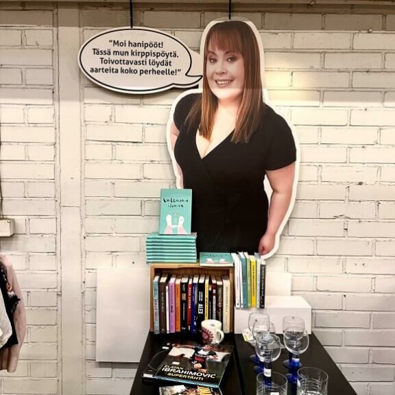 Salkkareista tutun Hanna Kinnusen kirppispöydältä löytyy muun muassa Iittalan laseja ja kirjoja. Salkkareista tutun Hanna Kinnusen kirppispöytä notkuu kaikenlaista tavaraa.