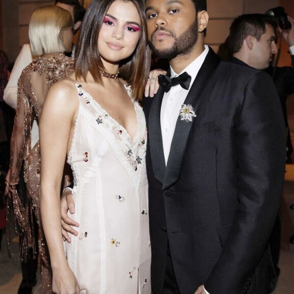 Selena Gomez heilasteli tähteä vuonna 2017. Selena Gomez heilasteli tähteä vuonna 2017.