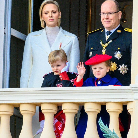 Charlene on yhä hoidossa yksityisklinikalla. Lapset Jacques ja Gabriella asuvat isänsä kanssa Monacossa. Monacon ruhtinas Albert, prinssi Jacques ja prinsessa Gabriella