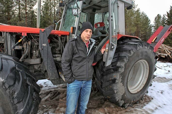 Maajussin hommat lopettanut Tuomas on nykyään lypsyrobottihuoltaja. Tuomas on välillä kaivannut isolta elämänmuutokseltaan takaisin traktorin rattiin. Maajussin hommat lopettanut Tuomas on nykyään lypsyrobottihuoltaja. Tuomas on välillä kaivannut isolta elämänmuutokseltaan takaisin traktorin rattiin.
