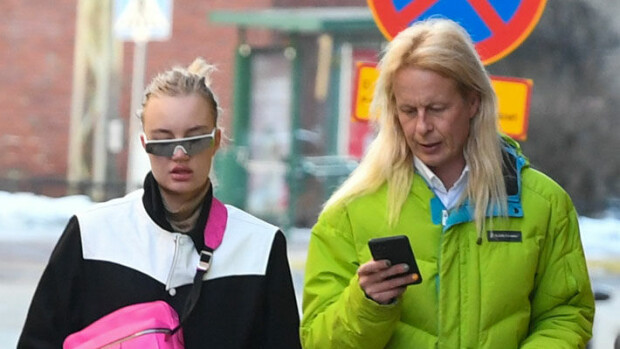 Huhhuh! Mitä ihmettä tapahtui Petrus Pennasen kädelle – katso uudet paparazzikuvat kohuparista! Petrus Pennanen ja Roosa Sandelin