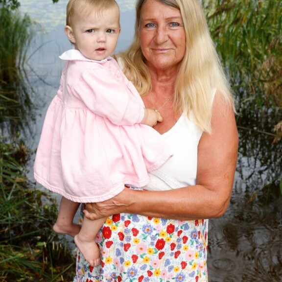Äiti auttaa Johannaa Isabelle-tyttären hoidossa. Äiti auttaa Johannaa Isabelle-tyttären hoidossa.
