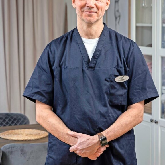 Timo vaihtoi alaa viisikymppisenä. Finlandersin kitaristi alkoi opiskella sairaanhoitajaksi Turussa. – Hoitajapula on tosiasia, hän sanoo. Timo vaihtoi alaa viisikymppisenä. Finlandersin basisti alkoi opiskella sairaanhoitajaksi Turussa. – Hoitajapula on tosiasia, hän sanoo.
