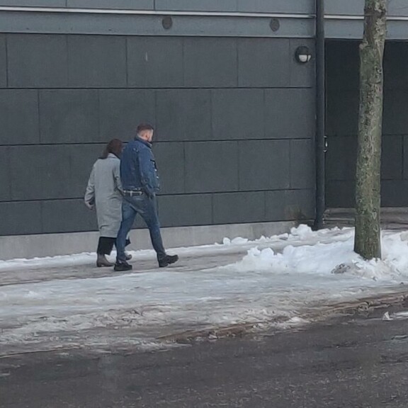 Lauri ja tumma noin kolmissakymmenissä oleva nainen nähtiin päiväkävelyllä viime viikon loppupuolella Helsingissä (Lukija kuva) tähkä