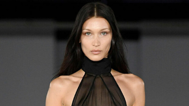 Bella Hadid yllätti Pariisin muotiviikolla vaatteissa, joista kaikki näkyi läpi - paljastavat kuvat! Bella Hadid
