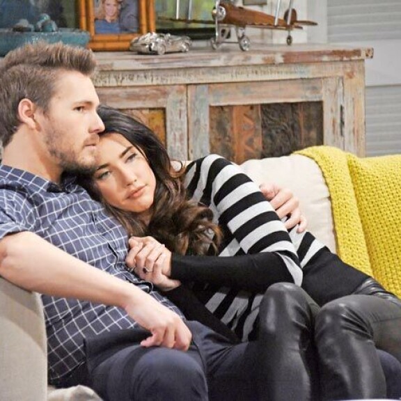 Jacquelinen näyttelemä Steffy Forrester Scott Cliftonin eli Liam Spencerin kainalossa. Jacquelinen näyttelemä Steffy Forrester Scott Cliftonin eli Liam Spencerin kainalossa.