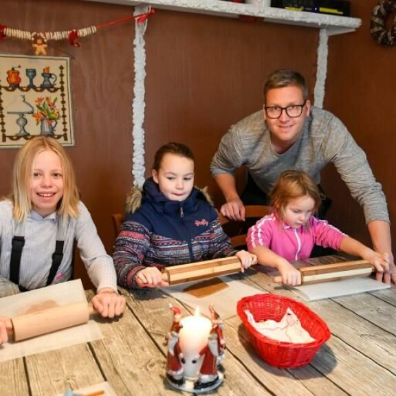 Joulun alla 2019 Jani ja tytöt leipoivat pipareita yhdessä. jani sievinen