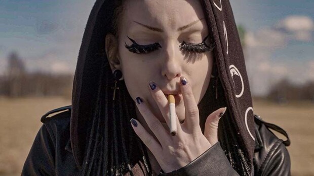 Tytöt 18 -sarjan kaltoinkohdeltu Malla rakastui raakaan murhaajaan: mies sahasi 48-vuotiaan äidin käden irti ja meni uhrin lapsen luo yöksi Malla