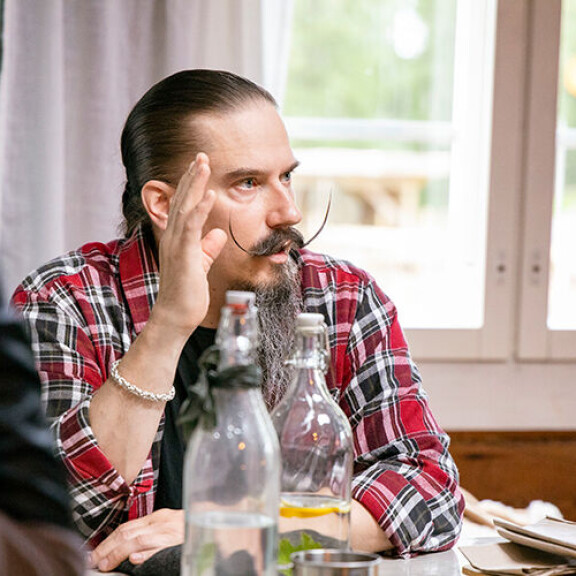 Juhana Helmenkalastaja saapuu farmille voitonkiilto silmissään. Juhana Helmenkalastaja saapuu farmille voitonkiilto silmissään.