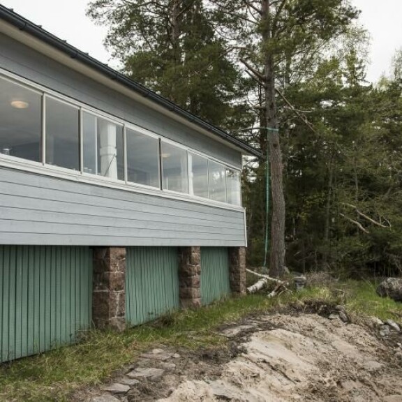 Samu hankki merenrantamökkinsä vuonna 2020. Samun talo
