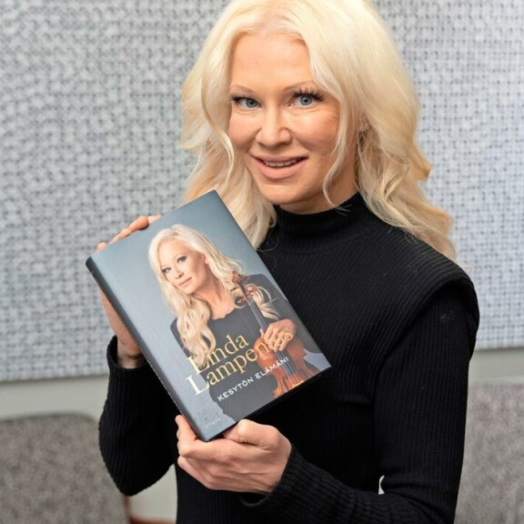 Linda Lampenius listaa värikkään elämänsä käännekohdat: 'Luulin, etten koskaan saisi lapsia' Linda ja kirja