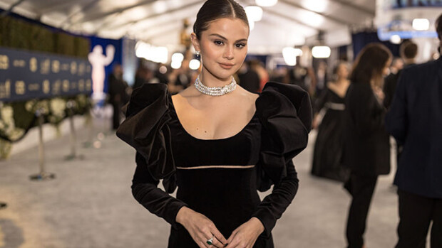 Hupsista! Huippulaulaja Selena Gomez kaatui näyttävästi palkintogaalassa – näin hän selvisi tilanteesta Selena Gomez