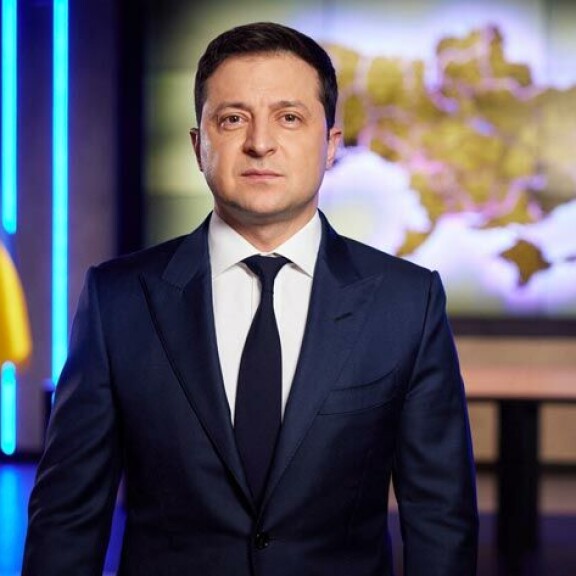 Ukrainan presidentti Volodymyr Zeleskyin rohkeus ja tunteikkaat puheet ihastuttavat ympäri maailmaa. Hän ei aio jättää isänmaataan, vaikka henki on vaarassa joka sekunti. Ukrainan presidentti Volodymyr Zeleskyin rohkeus ja tunteikkaat puheet ihastuttavat ympäri maailmaa. Hän ei aio jättää isänmaataan, vaikka henki on vaarassa joka sekunti.