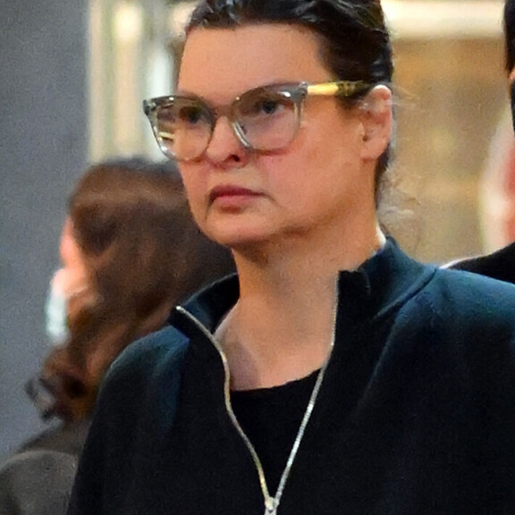 Hurjasti muuttunut huippumalli kävi hakemassa purtavaa ja kukkia kauppareissullaan. Linda Evangelista