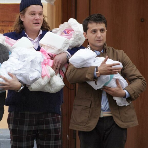 Ville on tehnyt pitkän näyttelijänuran Venäjällä. Yksi näyttelijätovereista on ollut nykyinen presidentti Zelenskyi. Kuva on Love in Vegas -komediasta. Ville on tehnyt pitkän näyttelijänuran Venäjällä. Yksi näyttelijätovereista on ollut nykyinen presidentti Zelenskyi. Kuva on Love in Vegas -komediasta.