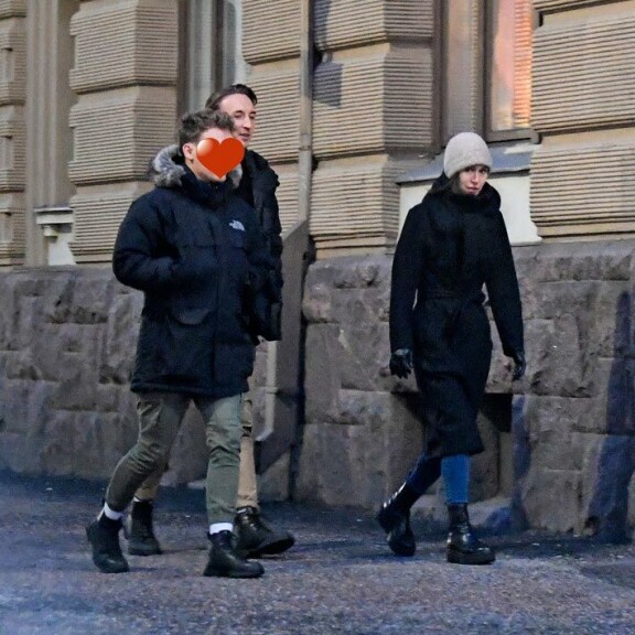 Sanna, Ilmari ja Ilmarin ystävä kävelivät Kampin ostoskeskuksesta Helsingissä pääministerin asunnolle ilman turvamiehiä. Sanna, Ilmari ja Ilmarin ystävä kävelivät Kampin ostoskeskuksesta Helsingissä pääministerin asunnolle ilman turvamiehiä.