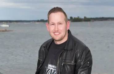 Viikon Kääk-juorut: Oku Luukkainen nautiskeli tuplasti blondiseurasta – kuva!