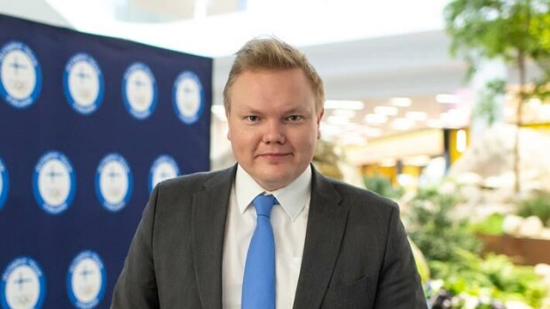 Antti Kurvinen kumosi kaljaa – kuvat kulttuuriministerin villistä baari-illasta Antti Kurvinen