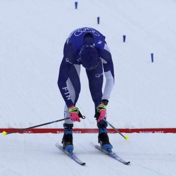 Olympiadebytantti Remi Lindholm hiihti Pekingissä maaliin sukukalleudet pahasti paleltuneena. Remi Lindholm hiihti Pekingissä maaliin sukukalleudet pahasti paleltuneena.